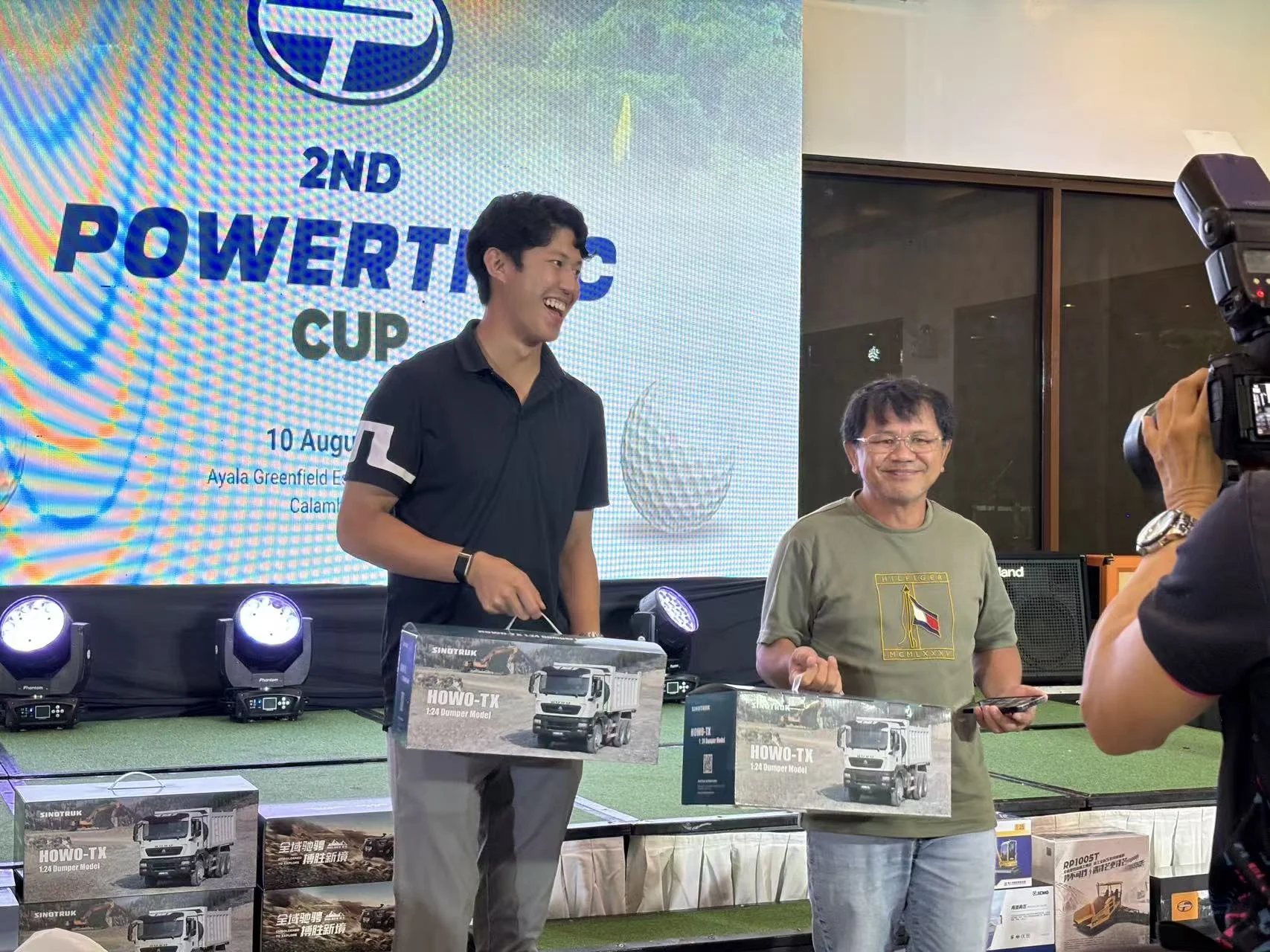 Guests with SINOTRUK miniature truck prizes